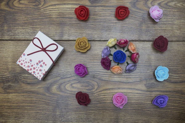 발렌타인 데이에 선물 카드의 개념입니다. 선물 상자 장미 나무 테이블의 그룹. 복사 공간 평면도 — 스톡 사진