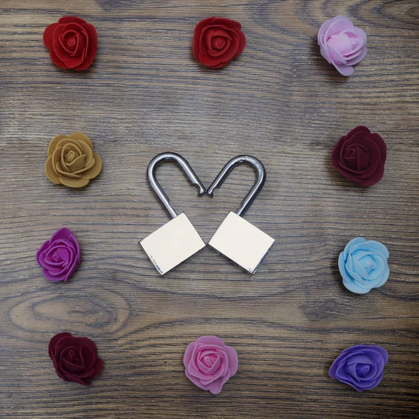 선물 상자 그리고 나무 테이블에 장미와 하트의 모양에 2 개의 자물쇠. 발렌타인의 상징입니다. 상위 뷰. — 스톡 사진