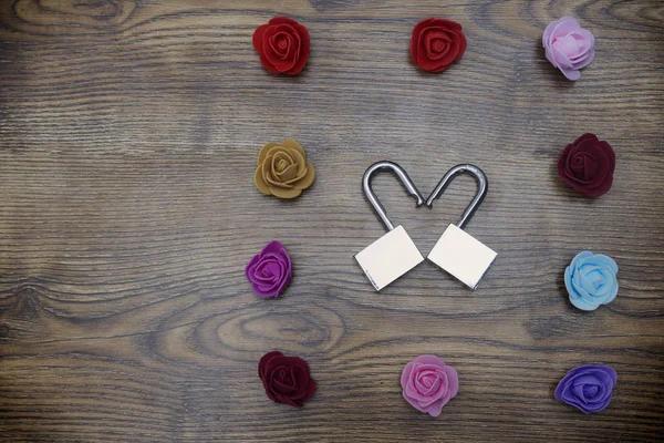 Σύμβολο ημέρα του Αγίου Βαλεντίνου. Δώρο κουτί και δύο κλειδαριές σε σχήμα καρδιά με τριαντάφυλλα στο ξύλινο τραπέζι. Το Top view. — Φωτογραφία Αρχείου
