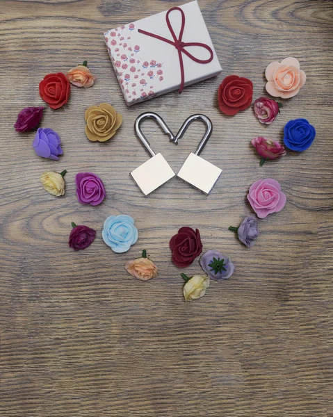발렌타인의 상징입니다. 형성 심장 모양, 선물 상자 및 장미 나무 테이블 상단 보기에 두 잠금. — 스톡 사진