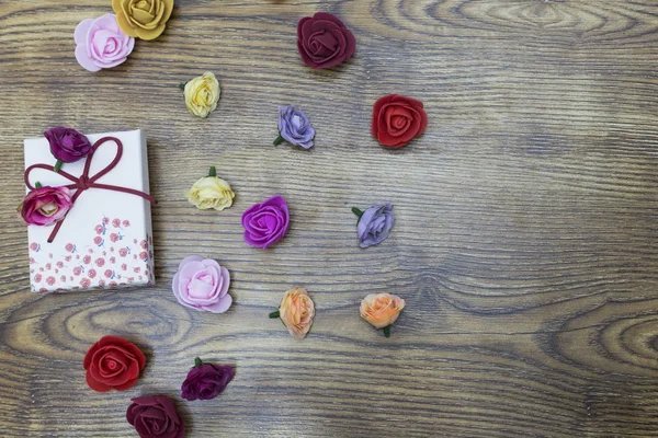 발렌타인 데이 개념에 대 한 배경입니다. 선물 상자 장미 나무 테이블의 그룹. 복사 공간 평면도 — 스톡 사진