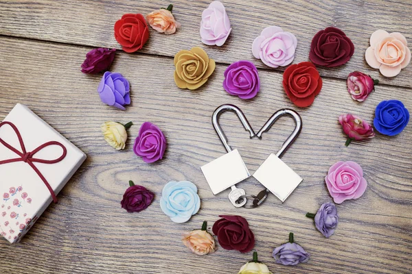 발렌타인의 상징입니다. 선물 상자 그리고 나무 테이블에 장미와 하트의 모양에 2 개의 자물쇠. 상위 뷰. — 스톡 사진