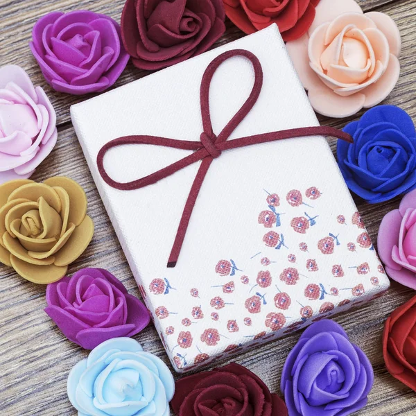 발렌타인의 상징입니다. 선물 상자 장미 나무 테이블의 그룹. 상위 뷰. — 스톡 사진