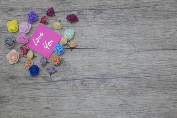 2018 발렌타인 장식입니다. 나무 테이블에 꽃의 그룹입니다. 스티커에 텍스트와 연인의 날 개념: 당신을 사랑 — 스톡 사진