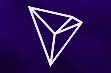 Yeni 2018 cryptocurrency sembolü: Tron sikke ultra violet arka plan üzerinde