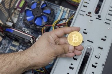 Altın bitcoin açılan Pc case arka plan üzerinde tutan adam