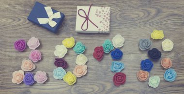Resim güzel gül numara oluşturan 2018 hediye kutusu, romantik natürmort, Dekorasyon, çiçek ahşap arka plan.