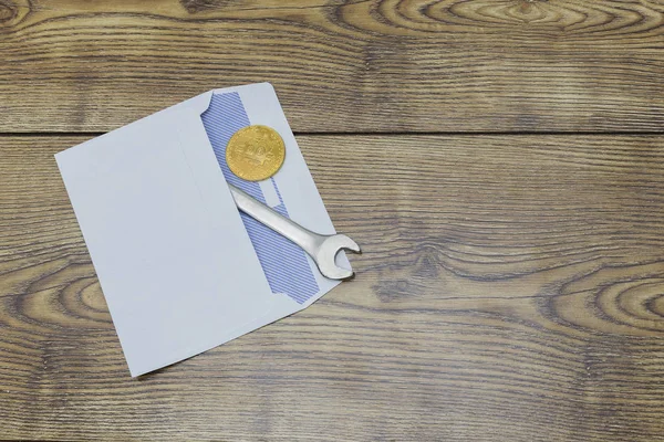 Altın Bitcoin ve İngiliz anahtarı zarfın içinde yer — Stok fotoğraf