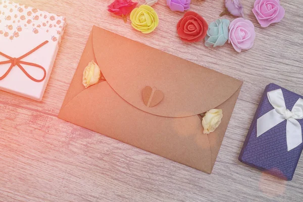 선물 상자와 봉투에 밝은 꽃 — 스톡 사진