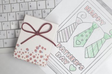 tebrik kartı ile bir giftbox baba için. Babalar günü kavramı