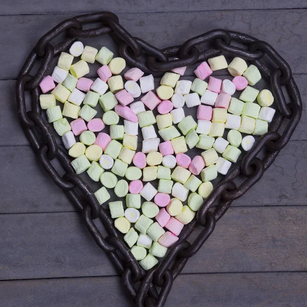 Multi kolorowe smaczny Marshmallows powiązane w kształcie serca. Studio mieszkanie świeckich obrazu. Koncepcja żywności. Tle miłości. — Zdjęcie stockowe