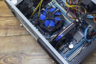 Açılan Pc bilgisayar kasası ve bir İngiliz anahtarı