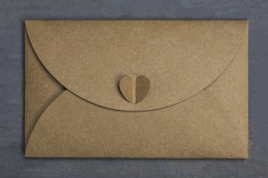 Sevgililer günü mektup. Zarf Kraft kağıt ahşap arka plan üzerinde üzerinde kalp ile gelen. Sevgilisi