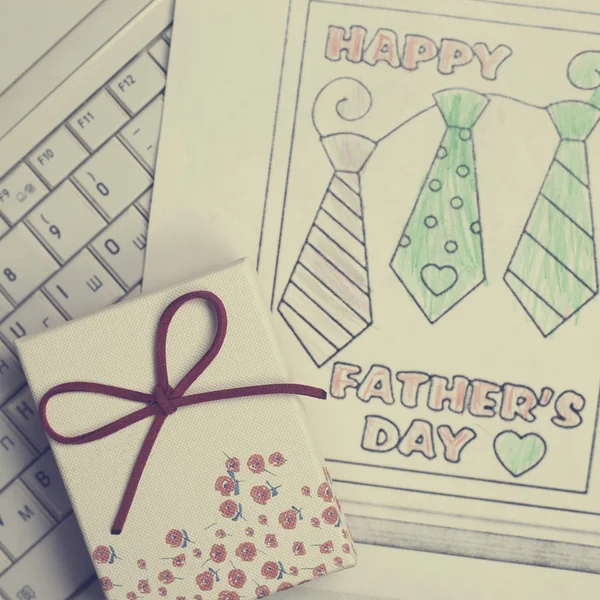 Barn som tegner gratulasjonskort for lykkelig far – stockfoto