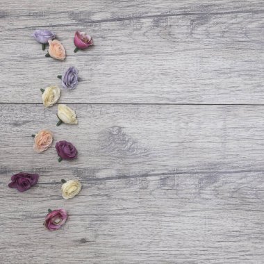 2018 Sevgiliye arka plan resimleri. Ahşap masaya çiçek grubu. Lover's gün kavramı.