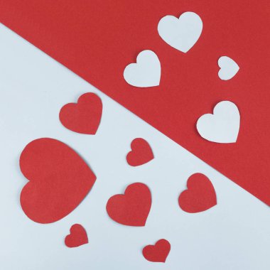 Grup kağıt kalplerin devided beyaz ve kırmızı zemin üzerine koydu.