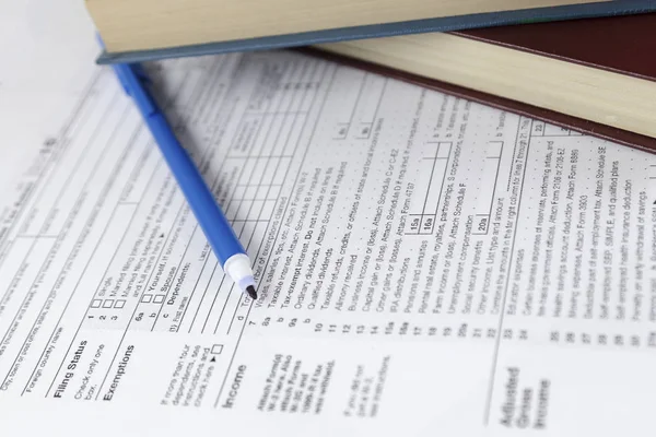 Individuální daňové přiznání formu a knihy zprávy o práci v kanceláři — Stock fotografie