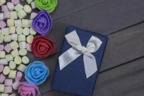 현재, 놀람, 사랑 개념입니다. 선물 상자입니다. 꽃 봉 오리와 마쉬 멜 로우 사탕. — 스톡 사진