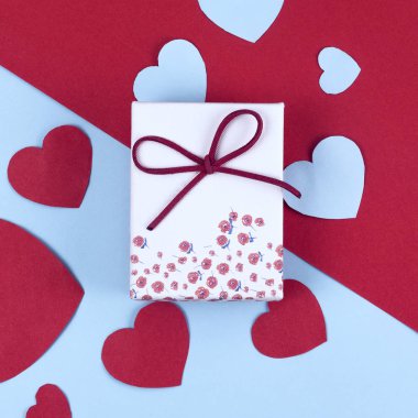 Hediye veya şerit ve glitter kalp çift renkli arka plan ile Sevgililer günü için hediye kutusu.
