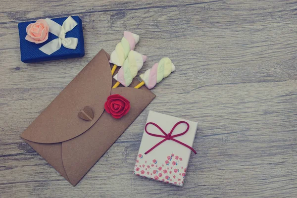 Present, kejutan, konsep cinta. Permen Marshmallow dalam amplop dengan dua kotak hadiah — Stok Foto