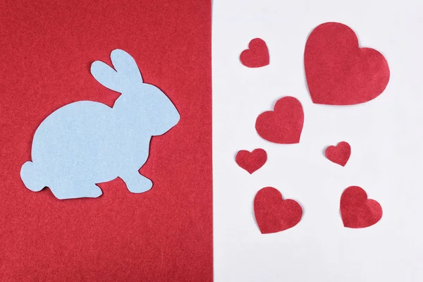 Latar belakang Paskah. Bunny dihiasi dengan Hearts on white and red — Stok Foto