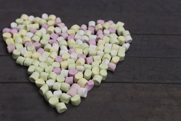 Dulce forma de corazón de malvaviscos sobre fondo de madera, decoración para el amor y el concepto de día de San Valentín . — Foto de Stock