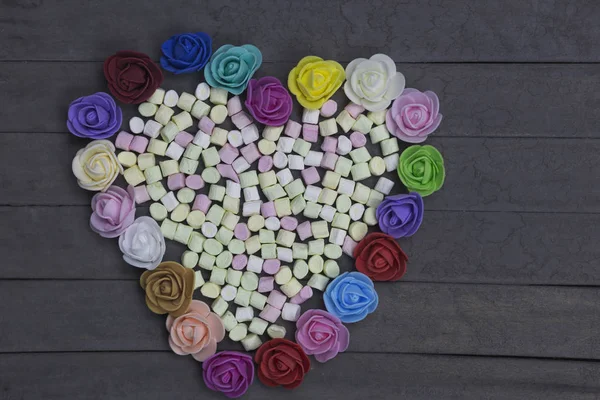 Doce marshmallows em forma de coração decorado com flores sobre fundo de madeira. conceito dia dos namorados . — Fotografia de Stock