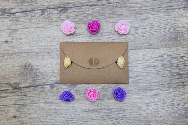 Разноцветные цветы в конверте — стоковое фото