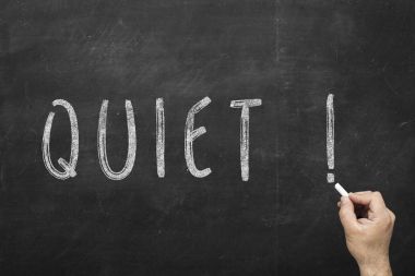 insan eli Siyah Kara tahta sessiz metin yazma.