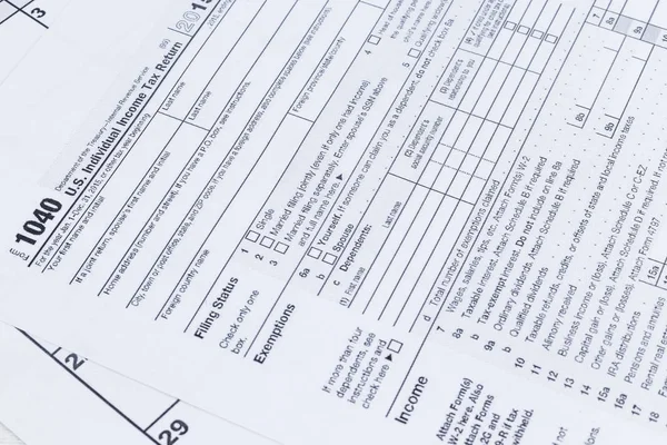 Un primer plano de un formulario de impuestos 1040. Formulario de declaración del impuesto sobre la renta individual — Foto de Stock