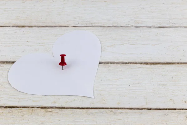 Pegatina de papel en forma de corazón vacía fijada a la madera. Copiar espacio — Foto de Stock