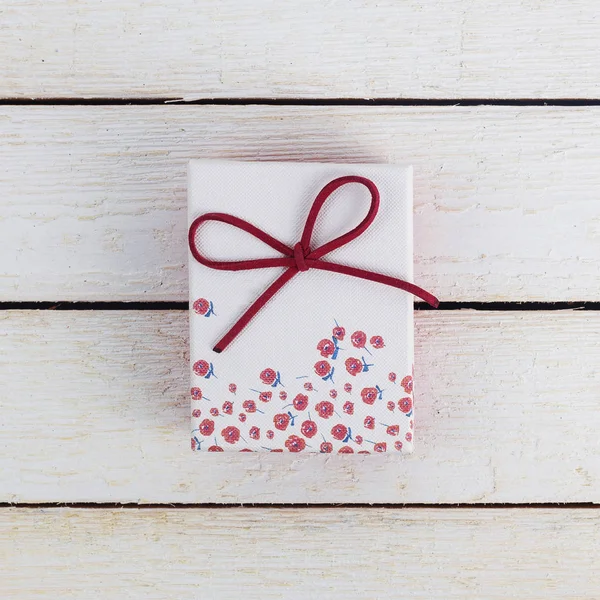 Caja de regalo romántica sobre mesa de madera. Vista desde arriba . —  Fotos de Stock