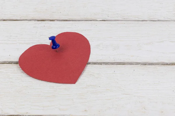 Pegatina de papel en forma de corazón vacía fijada a la madera. Copiar espacio — Foto de Stock