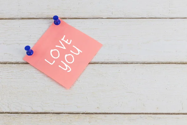 Pegatina de papel con texto: amor que fijó en la mesa de madera — Foto de Stock