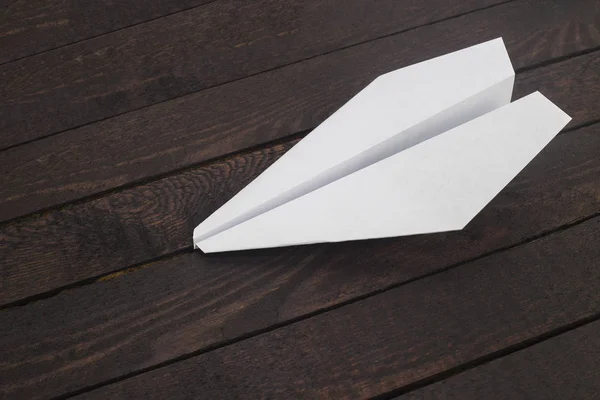 Ahşap üzerine kağıt uçak — Stok fotoğraf