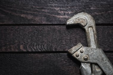 koyu ahşap masa kopya alanı ile boru anahtarı