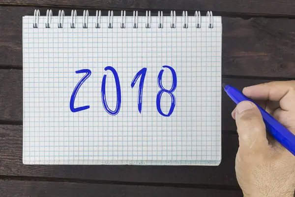 Erkek el 2018 yıl not etmek üstünde yazıyor