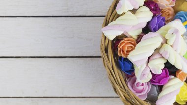 hafif ahşap arka plan bahar çiçekleri sepeti.