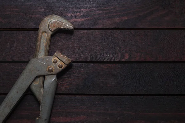 Cheie țeavă pe lemn — Fotografie, imagine de stoc