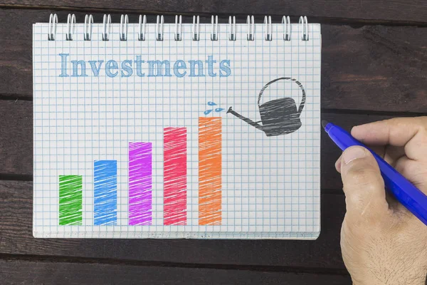 Empresários com desenho marcador diagrama crescente simbolizando o crescimento dos investimentos . — Fotografia de Stock