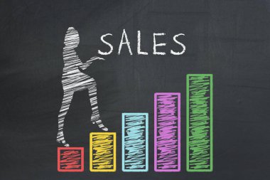 İş, finans, perakende, satış konsepti. Yazıt satış tutan ve yandan tırmanma iş kadını grafik grafik diyagramı sütunlar çizilmiş