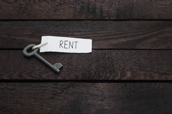 Kovové dveře klíč s nápisem Rent — Stock fotografie