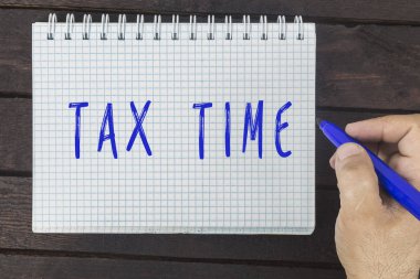 Erkek el sınav saati not etmek üstünde yazıyor