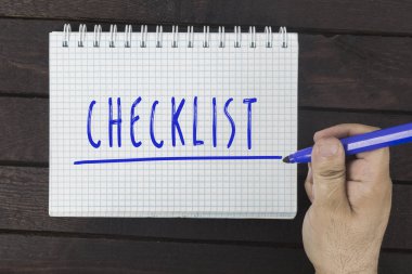 Erkek el üstünde not etmek cheklist liste yazma