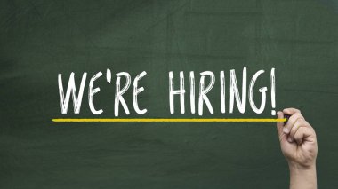 İnsan kaynakları kavramı. We hiring yeşil kara tahta el yazma