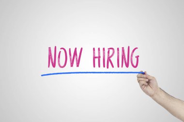 İnsanın el Şimdi beyaz tahta üzerinde Kiralama yazma.