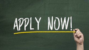 Yazma iş adamı, şimdi yeşil kara tahta Uygula