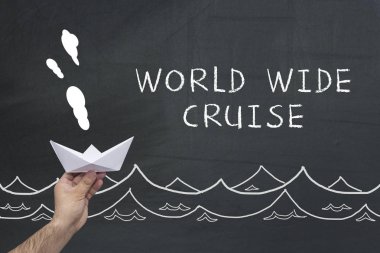 Dünya geniş cruise kavramı kara tahta üzerinde