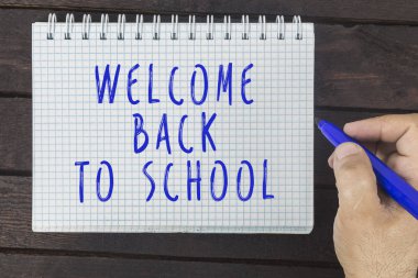 Erkek el üstünde not etmek okula Welocme geri yazma