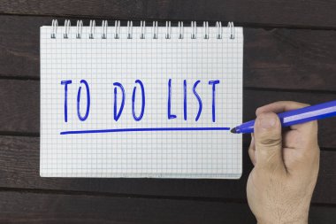 Erkek el üstünde not etmek liste yapmak yazma